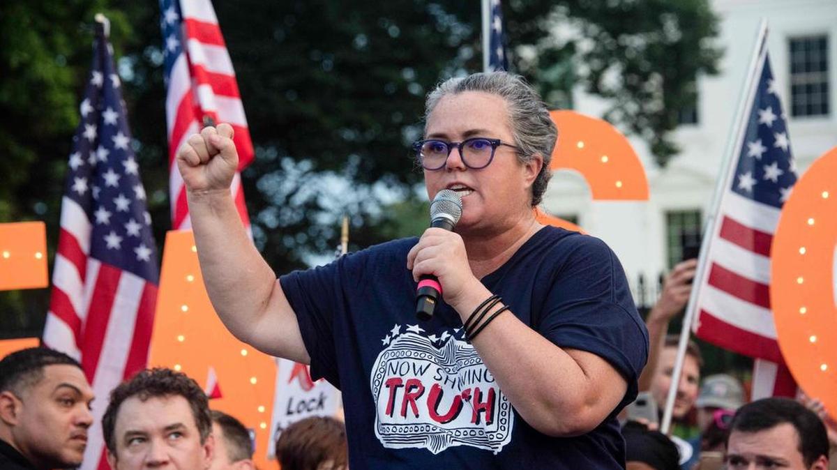 La comediante estadounidense Rosie O’Donnell dirige una protesta contra el presidente estadounidense Donald Trump frente a la Casa Blanca en Washington, DC, el 6 de agosto de 2018.