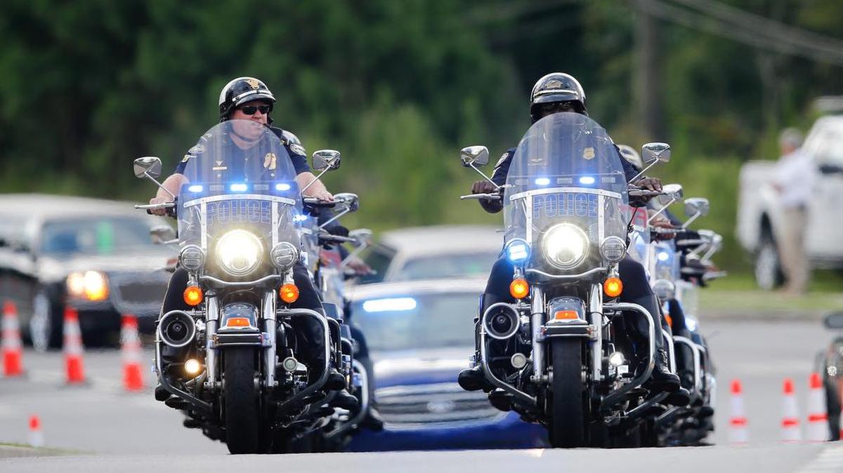 
La carroza fúnebre con los restos de Bobbi Kristina llegó al templo cerca del mediodía y fue escoltado por decenas de patrullas policiales.
