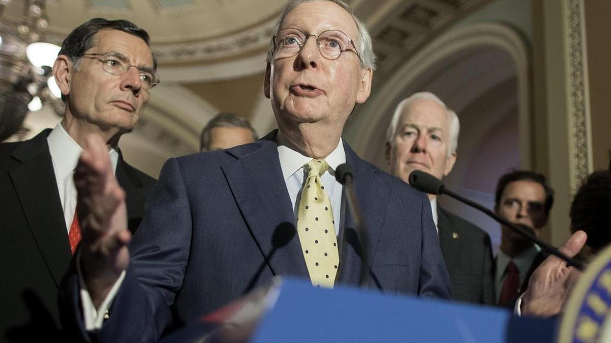 El líder de la mayoría del Senado, el republicano Mitch McConnell (c), habla acompañado de los senadores republicanos, de Wyoming John Barrasso (i) y de Texas John Cornyn (d), sobre un proyecto de ley de salud elaborado por los republicanos durante una conferencia de prensa en Capitol Hill, Washington, DC el martes 20 de junio de 2017.
