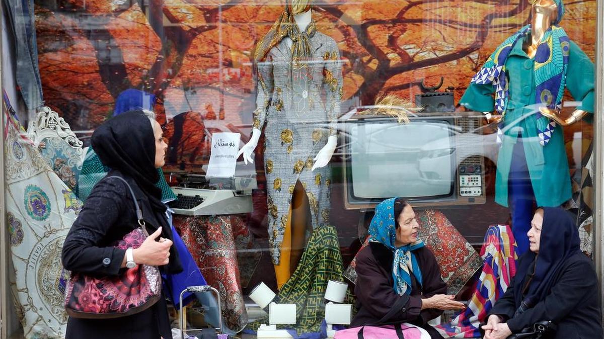Un grupo de mujeres compra en un mercado en Teherán, Irán, el 5 de noviembre de 2018.