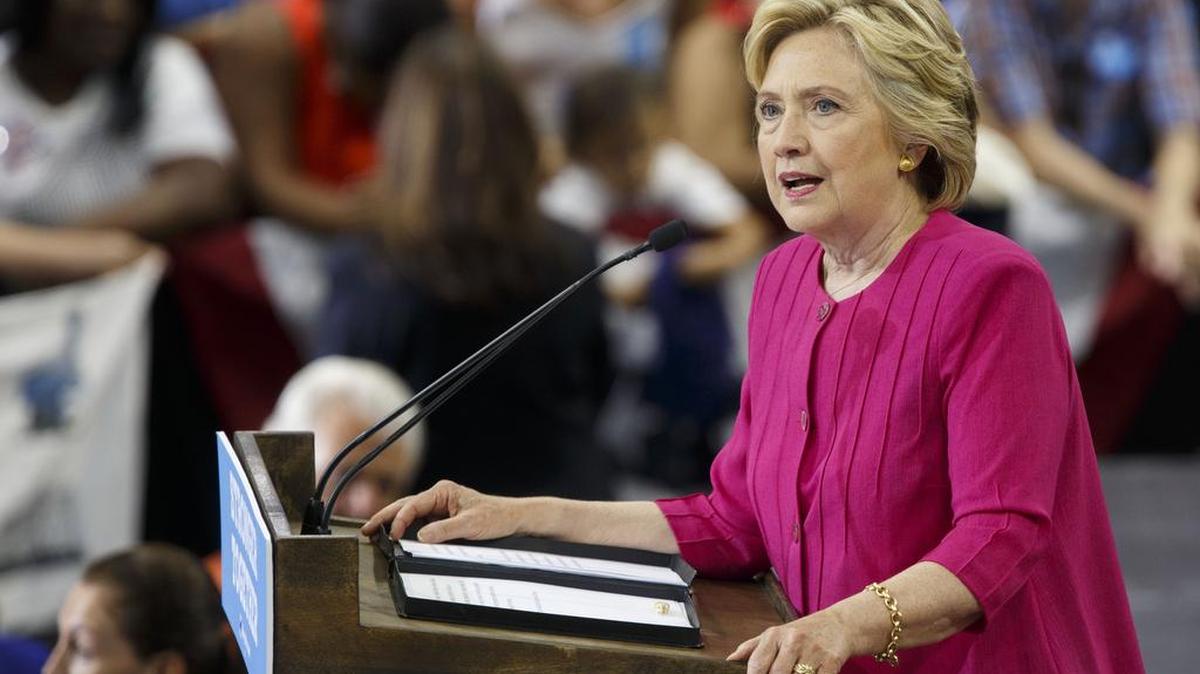Clinton señaló que Rusia hizo preparativos para que se publicaran muchos de esos correos.