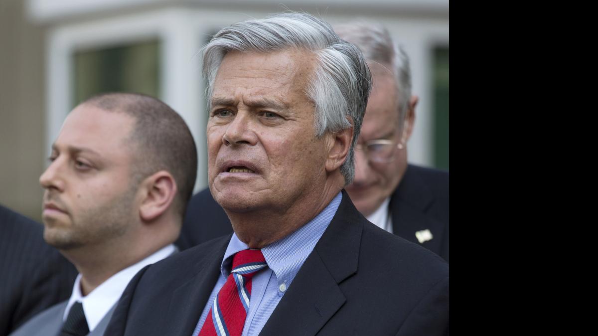 
El hasta ahora líder de la mayoría del Senado estatal de Nueva York, el republicano Dean Skelos, dimitió el lunes del puesto tras ser arrestado la pasada semana acusado de corrupción.

