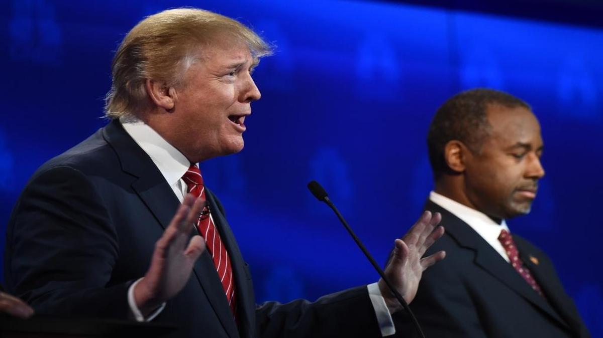 Los precandidatos republicanos Donald Trump y Ben Carson (der.) durante el tercer debate, el miércoles en Colorado.