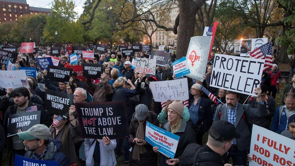 Cientos de personas participan en una manifestación contra el presidente estadounidense Donald Trump y su decisión de destituir al fiscal general por una persona de su confianza en Lafayette Park en Washington, DC (Estados Unidos) el jueves 8 de noviembre de 2018.