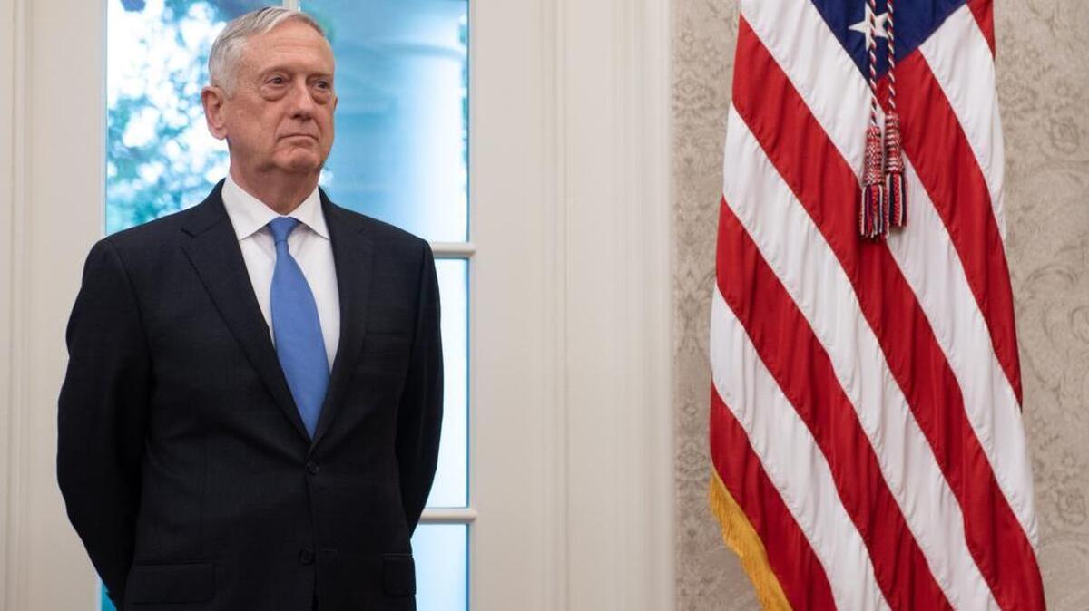 En esta foto de archivo tomada el 30 de julio de 2018, el Secretario de Defensa de los Estados Unidos Jim Mattis asiste a la ceremonia de juramento de Robert Wilkie como Secretario de Asuntos de Veteranos en la Oficina Oval de la Casa Blanca en Washington, DC.