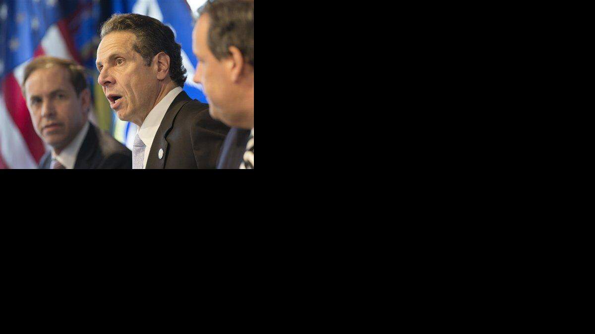 El gobernador de Nueva York Andrew Cuomo, centro, acompañado del doctor Howard Zucker, comisionado interino del Departamento Estatal de Salud de Nueva York, izquierda, y el gobernador de Nueva Jersey Chris Christie, habla sobre medidas contra el ébola durante una conferencia de prensa, el viernes 24 de octubre de 2014, en la ciudad de Nueva York.