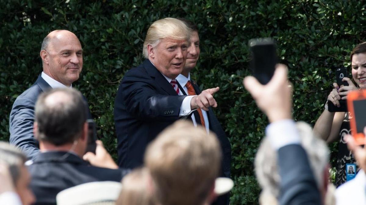 El presidente Donald Trump llega con el presidente de Clemson University Jim Clements (izq.) y el entrenador de los Clemson Tigers Dabo Swinney a recibir a los Clemson Tigers a su llegada, a la Casa Blanca el 12 de junio.