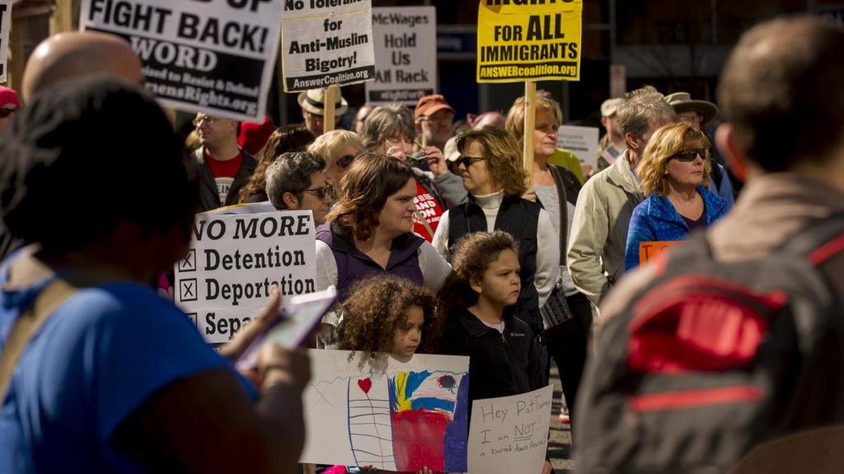 Manifestantes protestan por las órdenes de inmigración del presidente Trump el 19 de febrero de 2017 en Pittsburgh, Pennsylvania.
