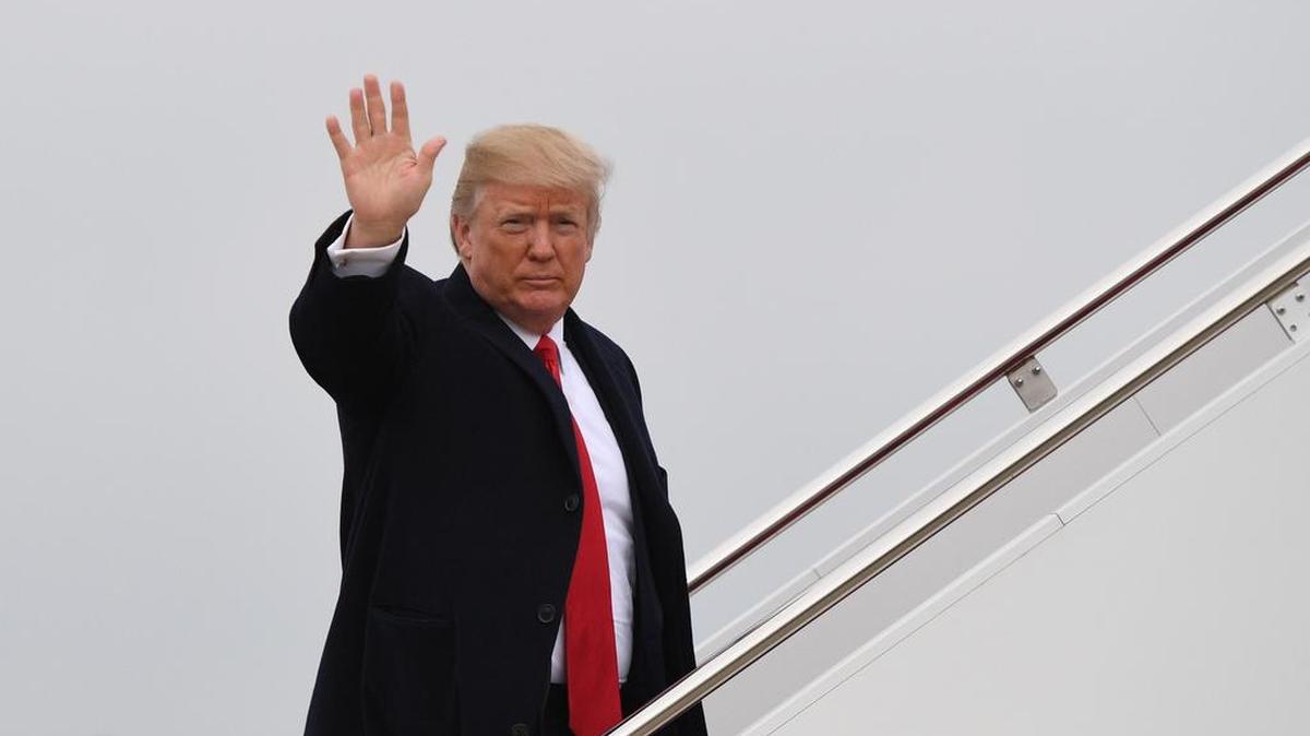 El presidente de EEUU, Donald J. Trump, saluda antes de abordar el avión presidencial en Maryland, el 8 de enero de 2018, antes de partir hacia Nashville.