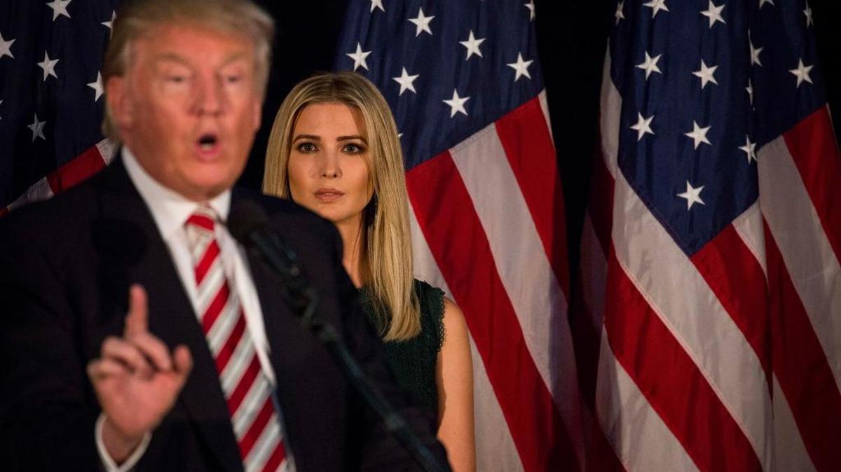 Ivanka Trump detrás de su padre, Donald Trump, mientras el ahora presidente electo hablaba en un acto de campaña en Aston, Pennsylvania, en septiembre del 2016.
