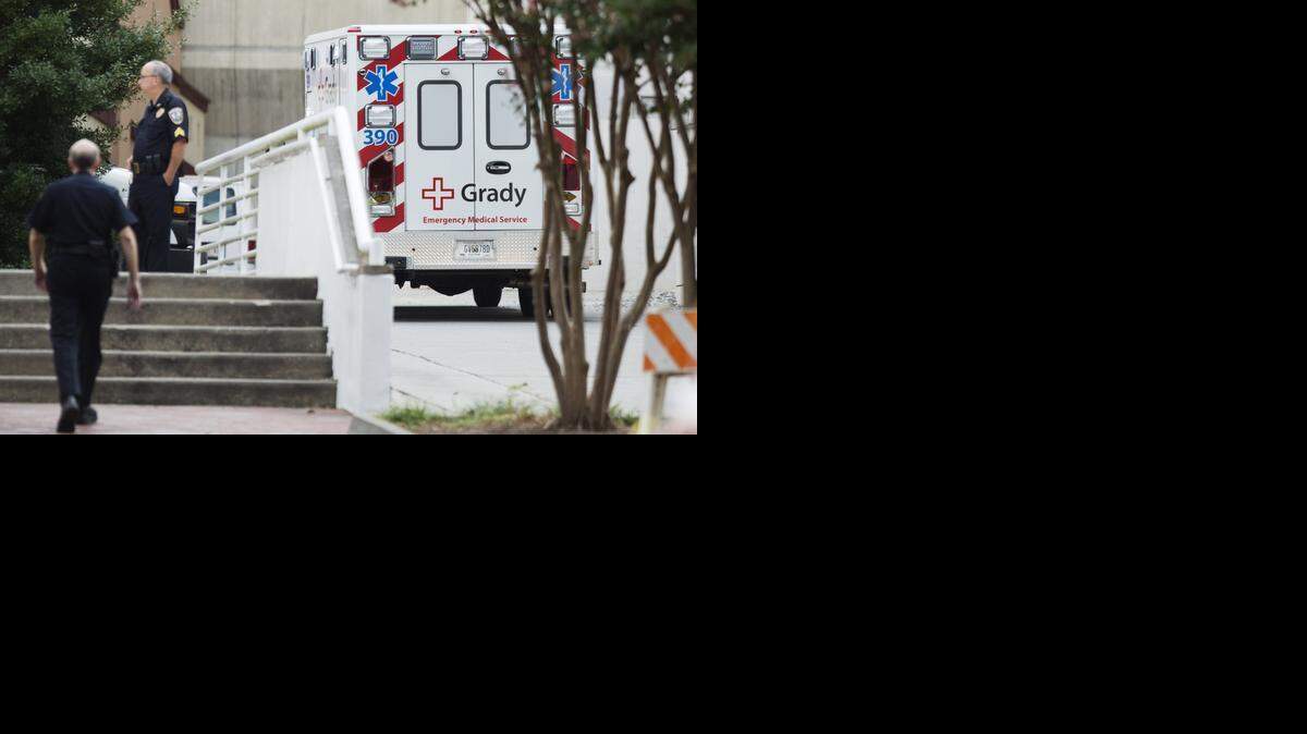 
Un avion equipado especialmente lo transportó a Atlanta y una ambulancia lo llevó al hospital, de la cual descendió sin ayuda. 

