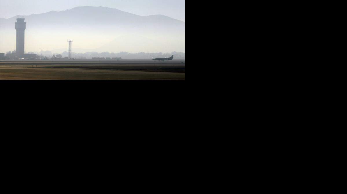 <cutline_leadin>Las Pistas</cutline_leadin> del Aeropuerto Internacional de Reno, en el estado de Nevada, están siendo afectadas por el humo de los incendios en California.<252>