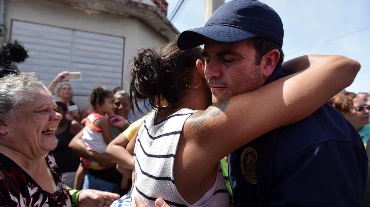 El gobernador de Puerto Rico, Ricardo Rosselló, recibe un abrazo de una de las personas afectadas por el huracán María en Barrio Obrero, Santurce, el 24 de febrero. El gobernado recordó a la población que no se bañen en los ríos ni beban o recojan agua de los mismos, por el peligro de contraer leptospirosis.