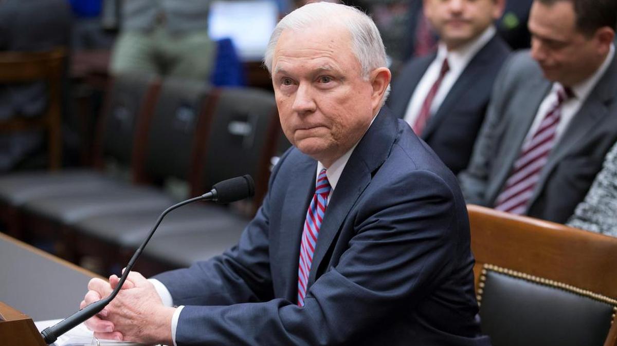 El fiscal general de Estados Unidos, Jeff Sessions, testifica ante el Comité Judicial de la Cámara sobre la supervisión del Departamento de Justicia, en el Capitolio de Washington (Estados Unidos) el 14 de noviembre de 2017.