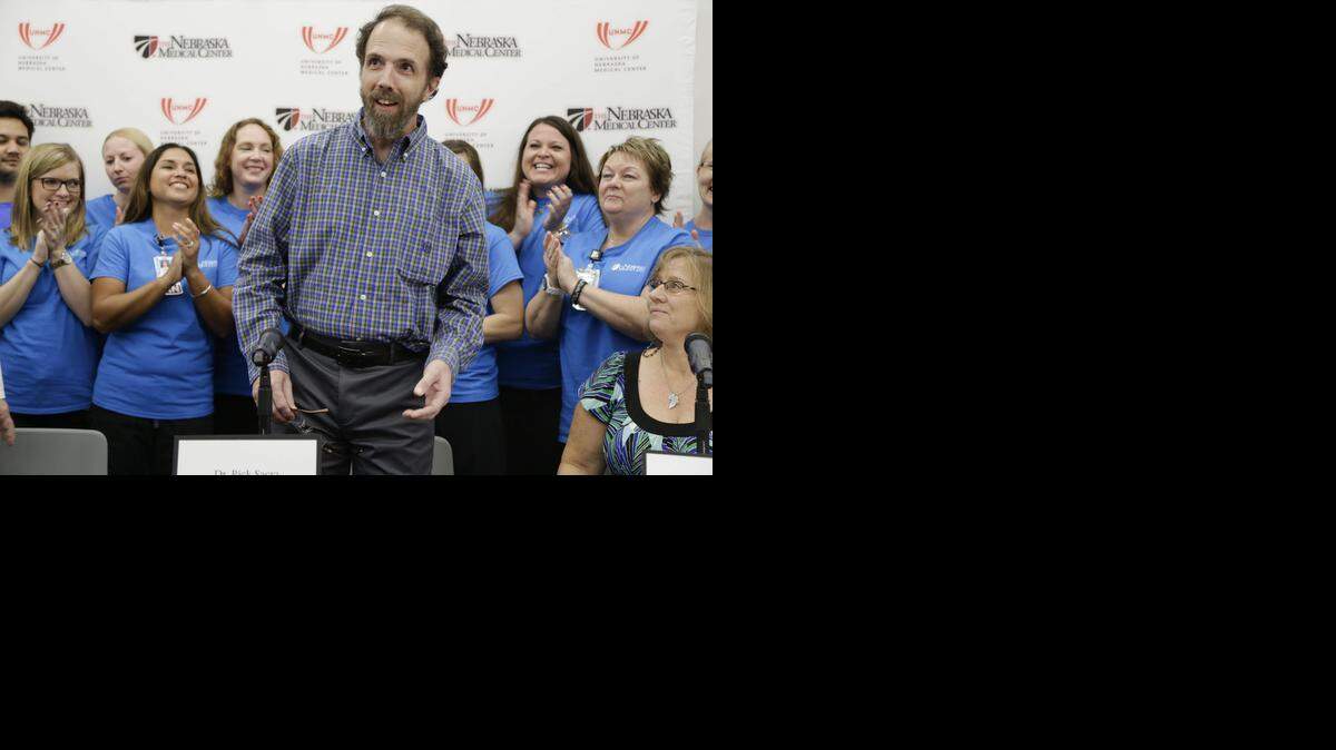 
El medico infectado por el ébola Rick Sacra fue dado de alta el jueves en el Centro Médico de Omaha (Nebraska) en el que fue tratado del virus mortal durante más de tres semanas.
