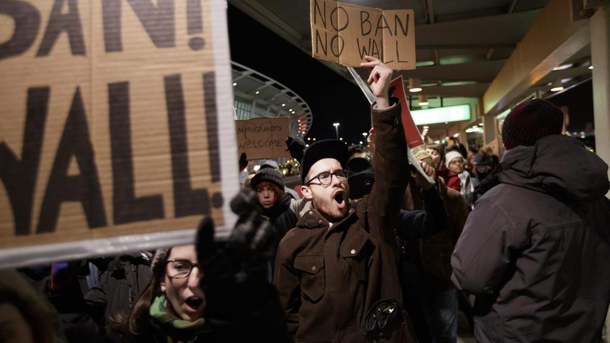 Miles de personas protestan el sábado en la Terminal 4 del Aeropuerto John F. Kennedy, en Nueva York, después que ciudadanos de países musulmanes fueron detenidos al llegar al país a raíz de la orden ejecutiva del presidente Donald Trump.