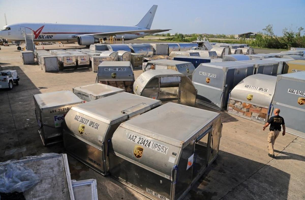 El inspector postal y agente federal Eliezar Julián camina fuera del área de carga del Aeropuerto San Juan Luis Muñoz Marín en Puerto Rico.