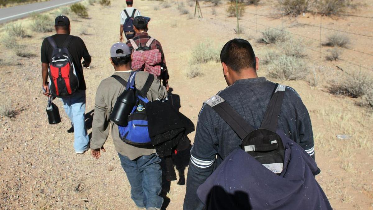 Un grupo de inmigrantes mexicanos indocumentados caminan por el desierto luego de cruzar ilegalmente la frontera entre México y los Estados Unidos en Arizona.