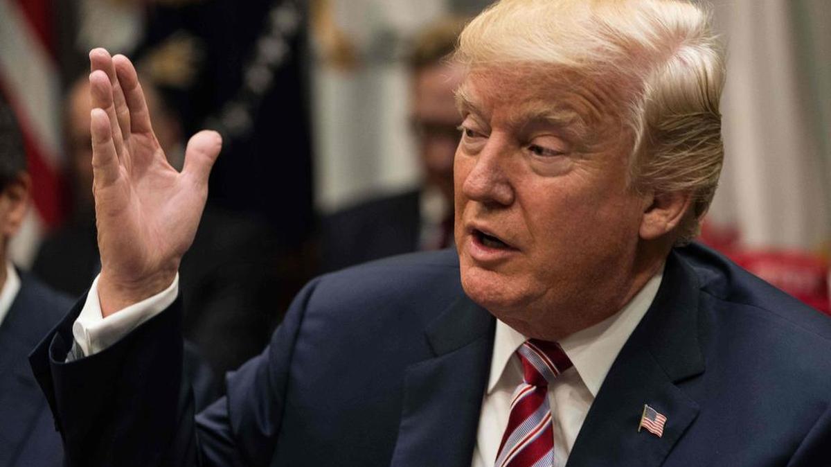 Esta foto de archivo tomada el 31 de octubre de 2017 muestra al presidente de EEUU, Donald Trump, en una reunión con líderes empresariales sobre la reforma tributaria en la Casa Blanca en Washington, DC.