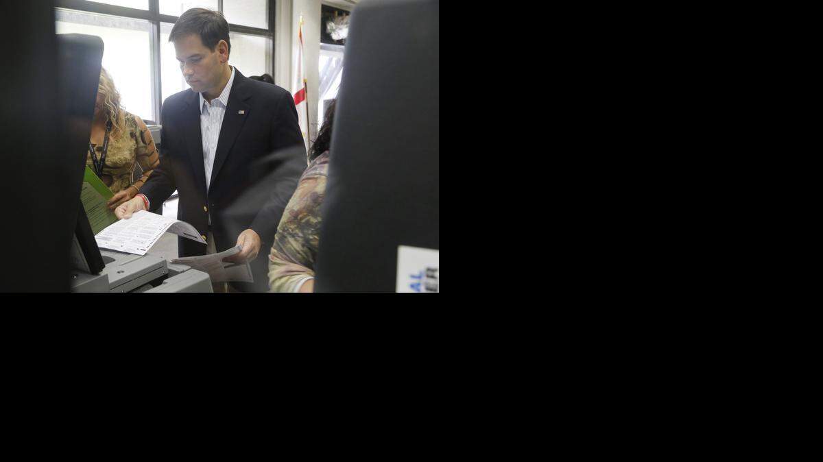 
El senador Marco Rubio deposita su boleta en el colegio electoral en la Biblioteca Regional west Dade el pasado octubre.


