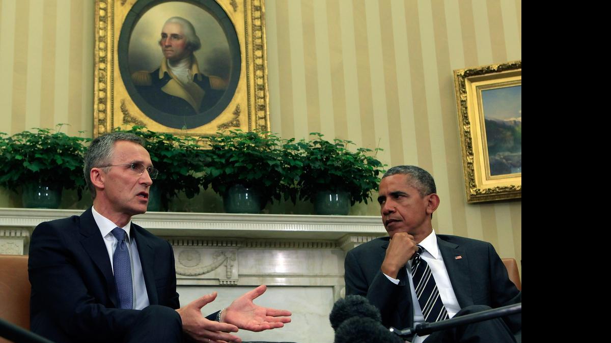 
El presidente Barack Obama (der.) escucha al secretario General de la OTAN durante un encuentro en la Oficina Oval de la Casa Blanca.
