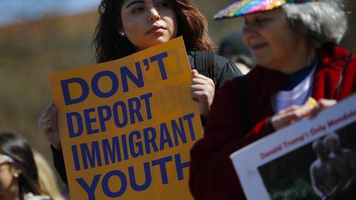 Gabriela Matínez, de 19 años, y Liz Milner, sostienen carteles en una protesta contra las políticas de inmigración del presidente Donald Trump en Washington, el domingo 4 de marzo de 2018.