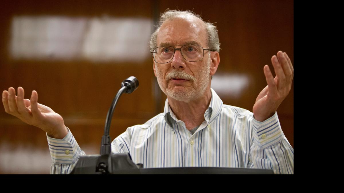 
Stan Patz, padre of Etan Patz, durante una conferencia de prensa después de que un juez de Nueva York ordenó el viernes un nuevo proceso en el caso del hombre acusado de secuestrar y asesinar a su hijo de seis años en 1979.
