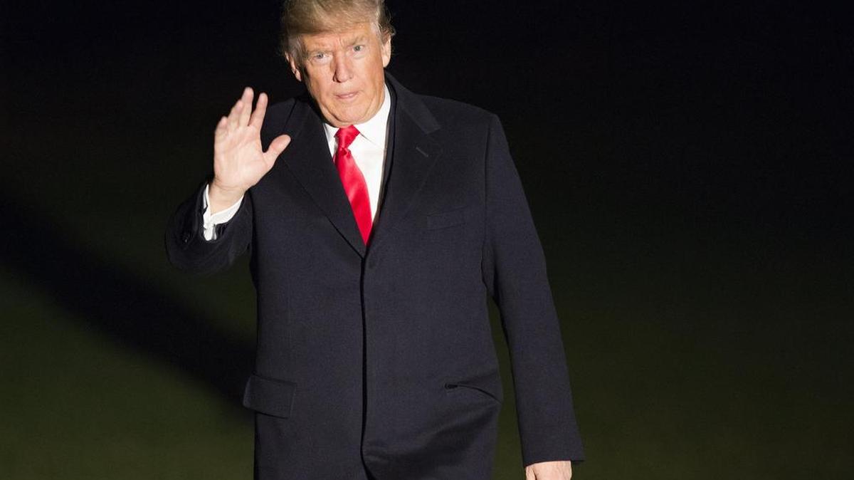 El presidente de los Estados Unidos Donald J. Trump saluda el lunes 4 de diciembre de 2017, a su regreso a la Casa Blanca en Washington.