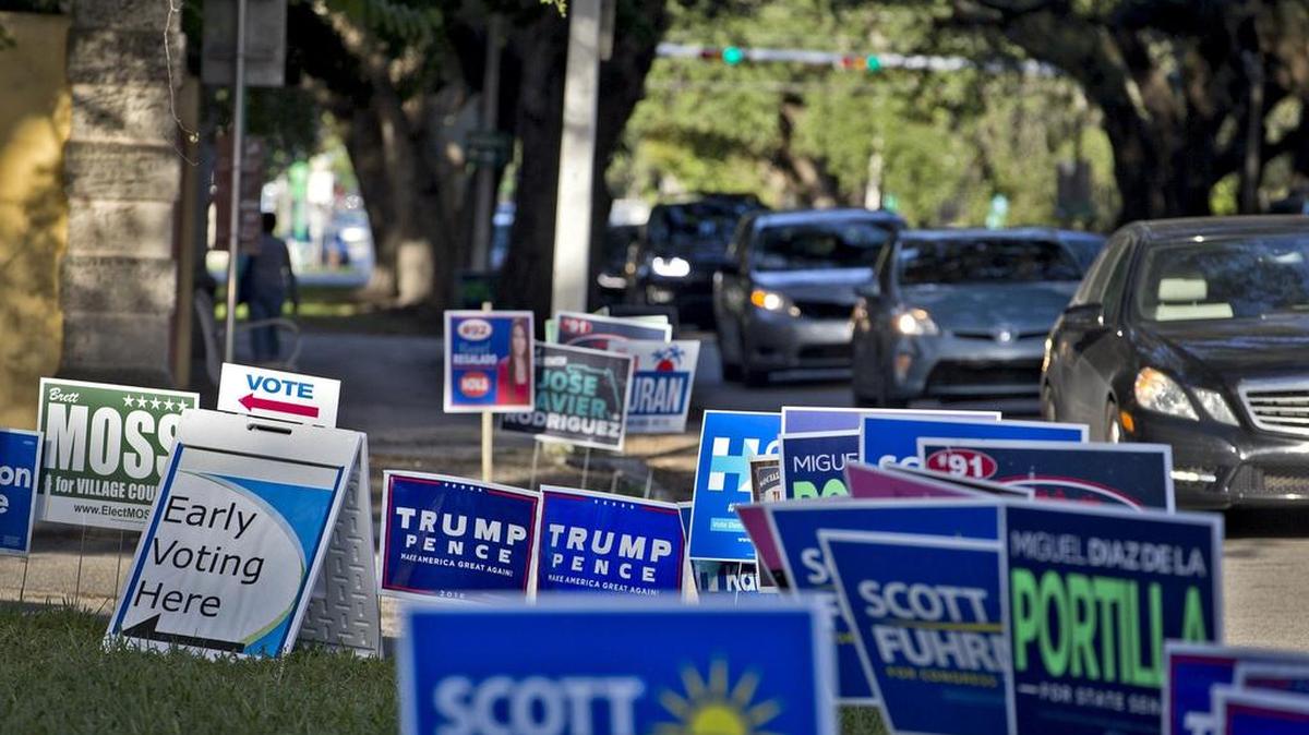 Letreros de campaña junto a Vizcaya Garage en Miami Beach el pasado 2 de noviembre.