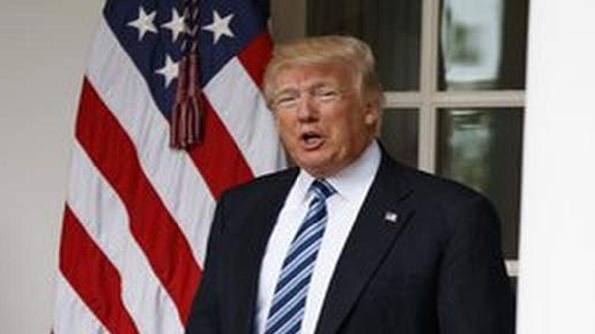 El presidente Donald Trump conversa con la prensa mientras se dirige hacia la Oficina Oval de la Casa Blanca en Washington, el martes 2 de mayo de 2017.