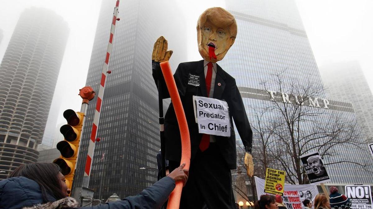 Un manifestante con una efigie del presidente estadounidense Donald Trump durante una protesta que marca el primer aniversario de su elección en Chicago, el 21 de enero de 2018.