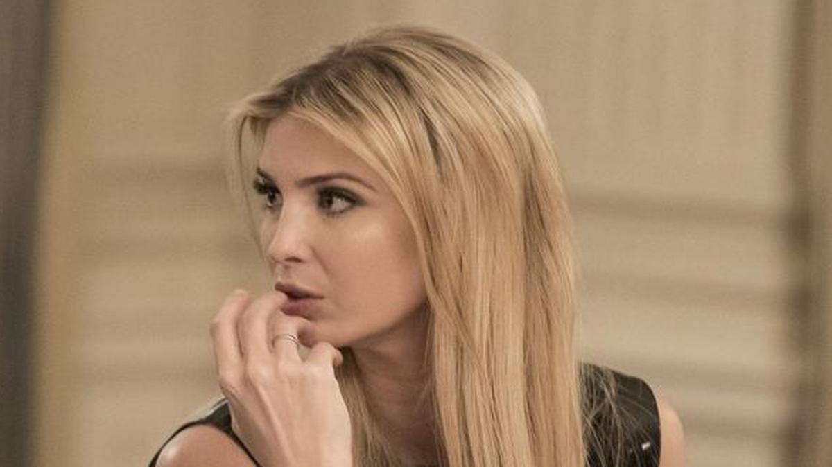El director ejecutivo de la consultora Ernst & Young, Mark Weinberger (i), conversa con la hija del presidente de EE.UU. Donald J. Trump, Ivanka Trump (d), antes del inicio de un foro con varios líderes empresariales en la Sala del Comedor del Estado de la Casa Blanca en Washington, Estados Unidos, el 3 de febrero de 2017.