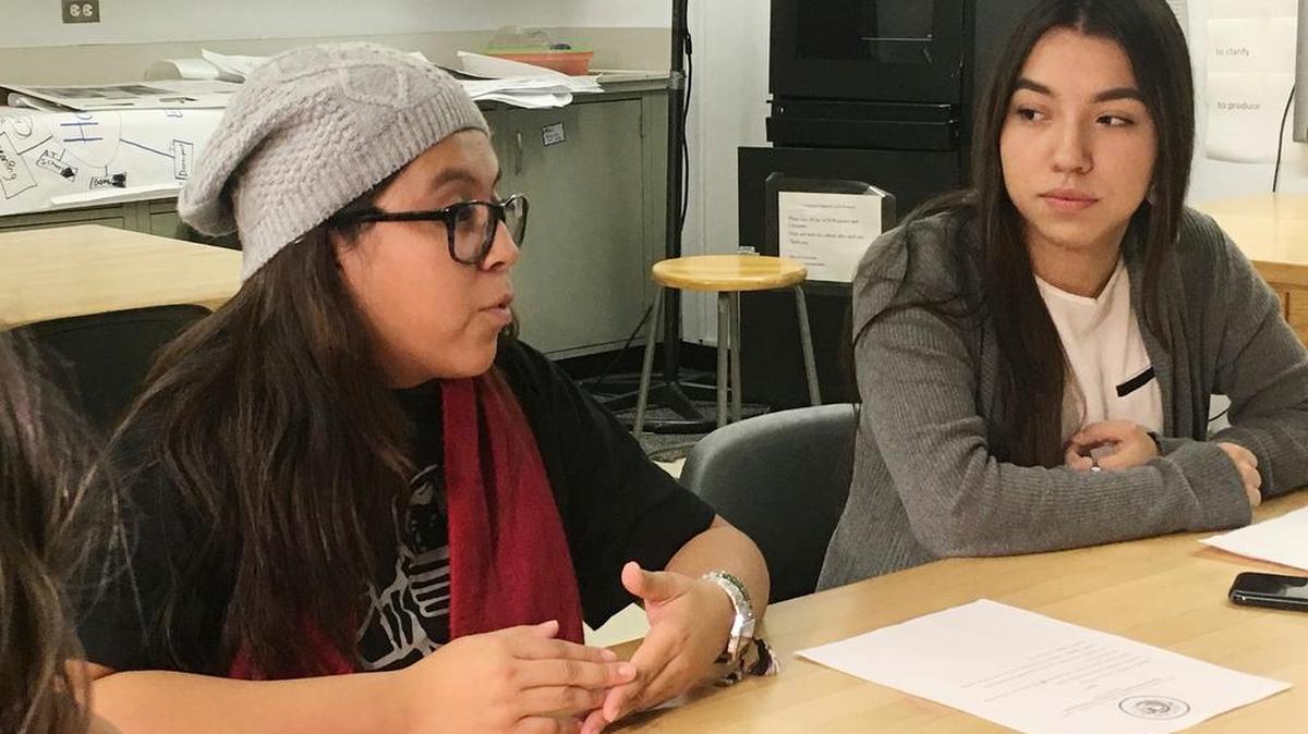 Las estudiantes mexicanas Yatziri Tovar (izq.) y Roxanna Herrera, hablan en el City College of New York sobre sus planes de viaje.
