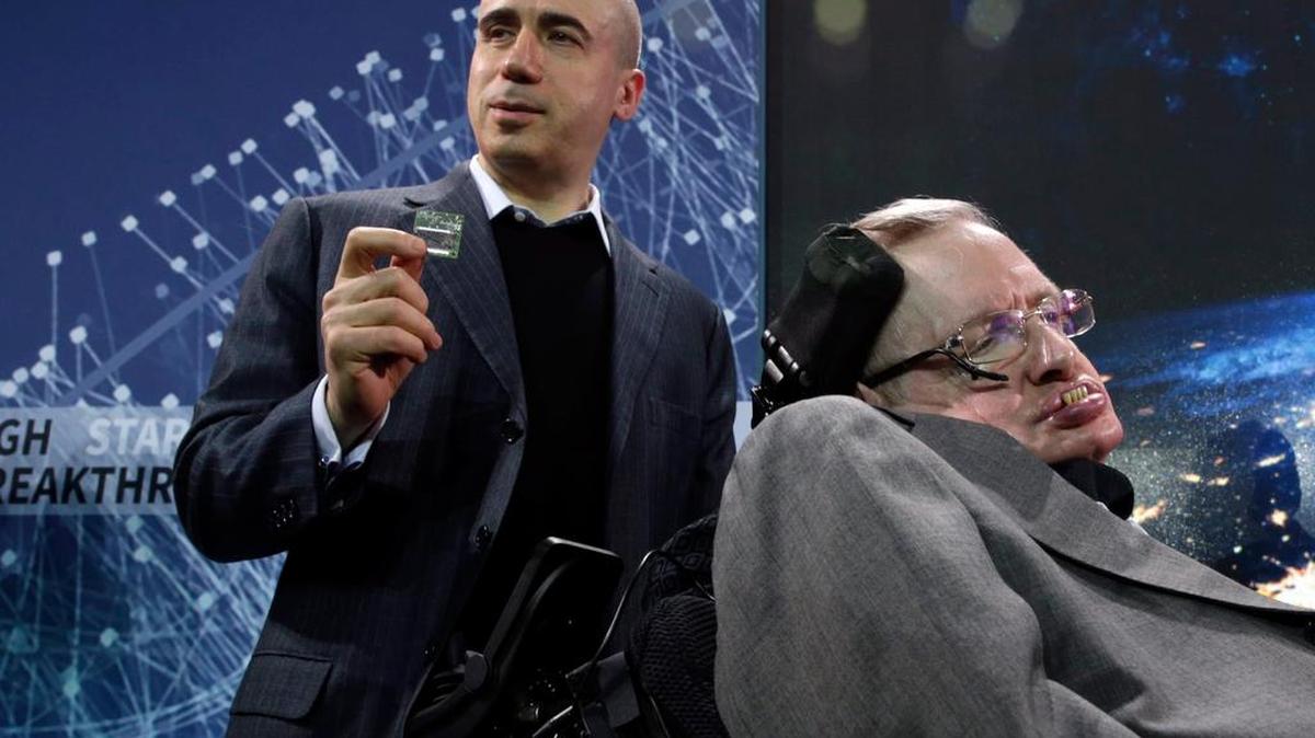 El multimillonario ruso Yuri Milner (izq.) y el científico británico Stephen Hawking (der.), durante un acto celebrado este martes en Nueva York.
