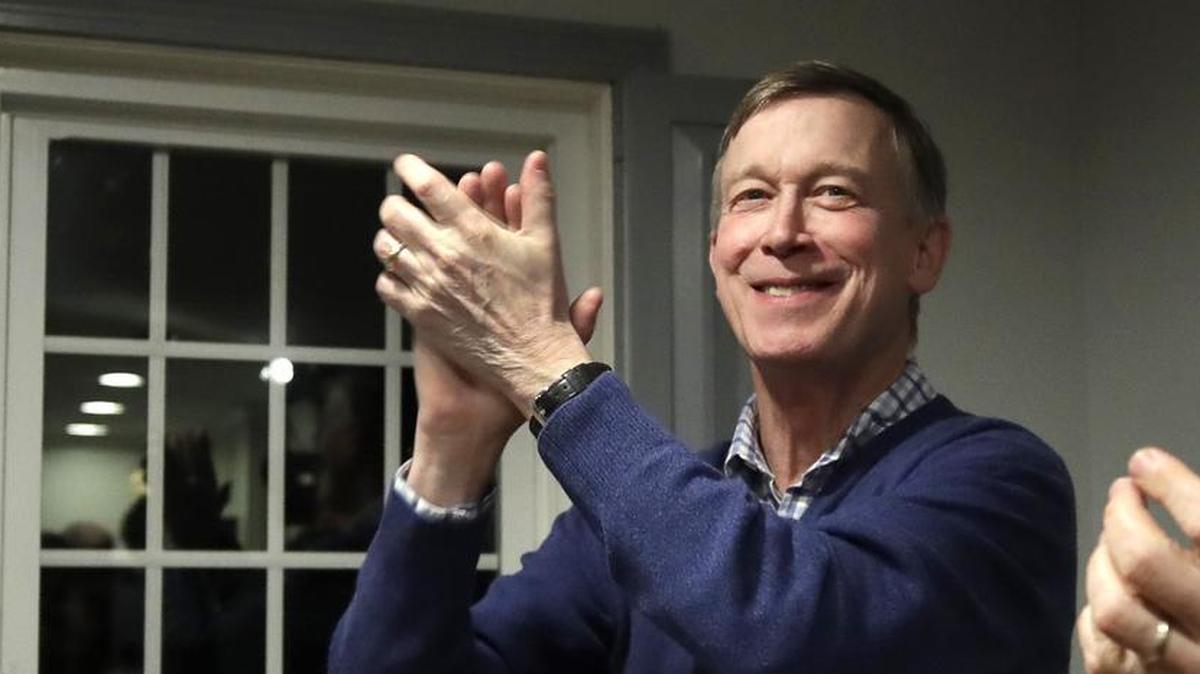 En esta foto de archivo del 13 de febrero de 2019, el ex gobernador de Colorado John Hickenlooper, a la izquierda, aplaude en una fiesta de la campaña en Manchester, NH.