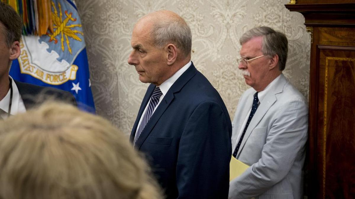 El jefe de personal de la Casa Blanca, John Kelly, centro, observa a John Bolton, el asesor de seguridad nacional, cuando el presidente Donald Trump se reunió con Mark Rutte, el primer ministro holandés, en Washington, el 2 de julio de 2018.