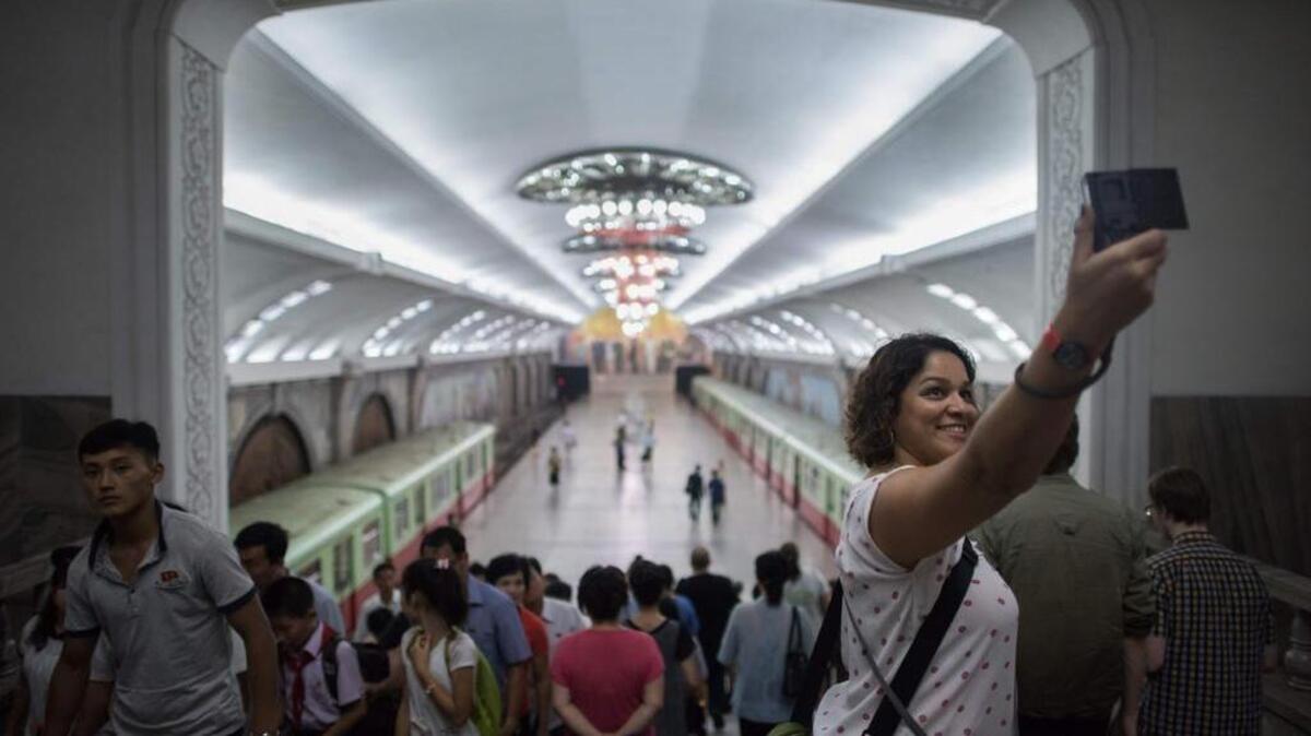 Una turista se toma un ‘selfie’ durante una visita a una estación de metro en Pyongyang el 23 de julio de 2017.