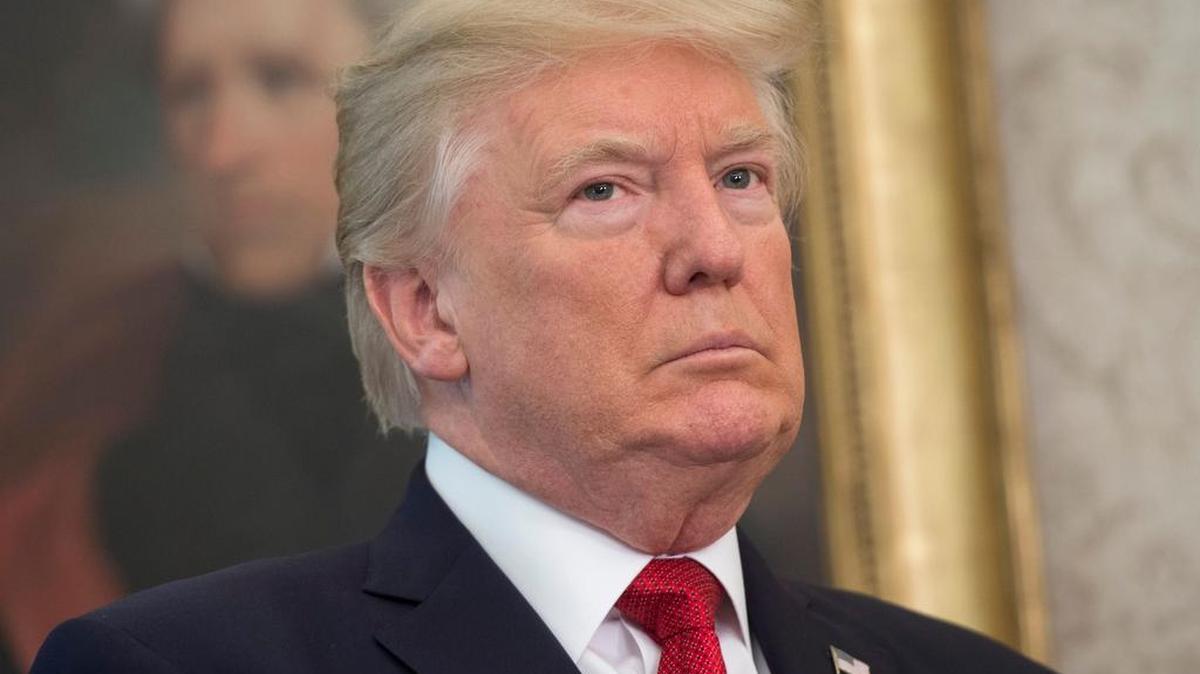 Imagen del archivo con fecha del 24 de octubre de 2017 muestra al presidente de EE UU, Donald Trump, en la Oficina Oval de la Casa Blanca en Washington, DC.