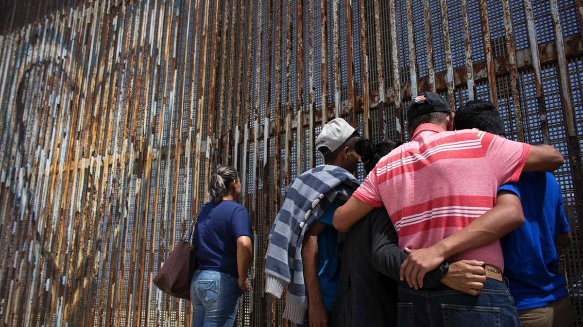 Miembros de la familia Molina-Torres hablan con sus familiares a través del muro que separa el territorio mexicano del estadounidense en las playas de Tijuana, México, el 2 de julio del 2015.
