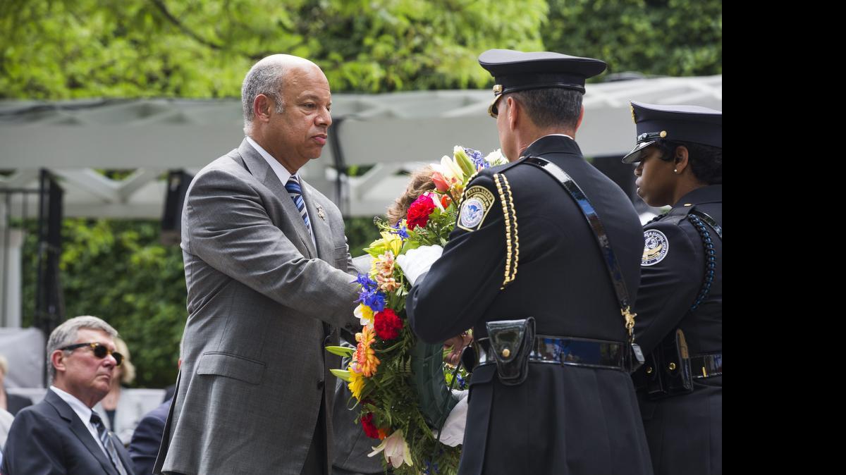 
El secretario estadounidense de Seguridad Interior, Jeh Johnson, participa en una ceremonia ante el monumento a agentes policiales, en Washington, DC.
