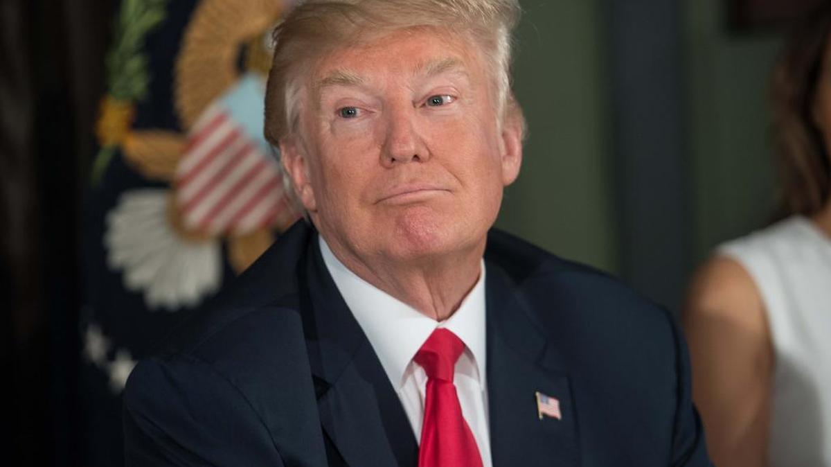 El Presidente de los Estados Unidos, Donald Trump, durante una reunión con funcionarios de la administración sobre la crisis de adicción a los opiáceos en el Trump National Golf Club en Bedminster, Nueva Jersey, el 8 de agosto de 2017.