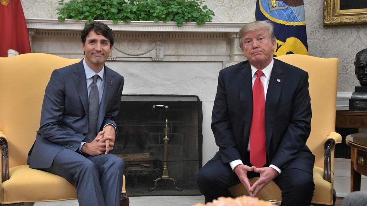 En esta foto de archivo tomada el 11 de octubre de 2017, el presidente de EEUU, Donald Trump y el primer ministro canadiense Justin Trudeau observan durante su reunión en la Casa Blanca en Washington, DC.