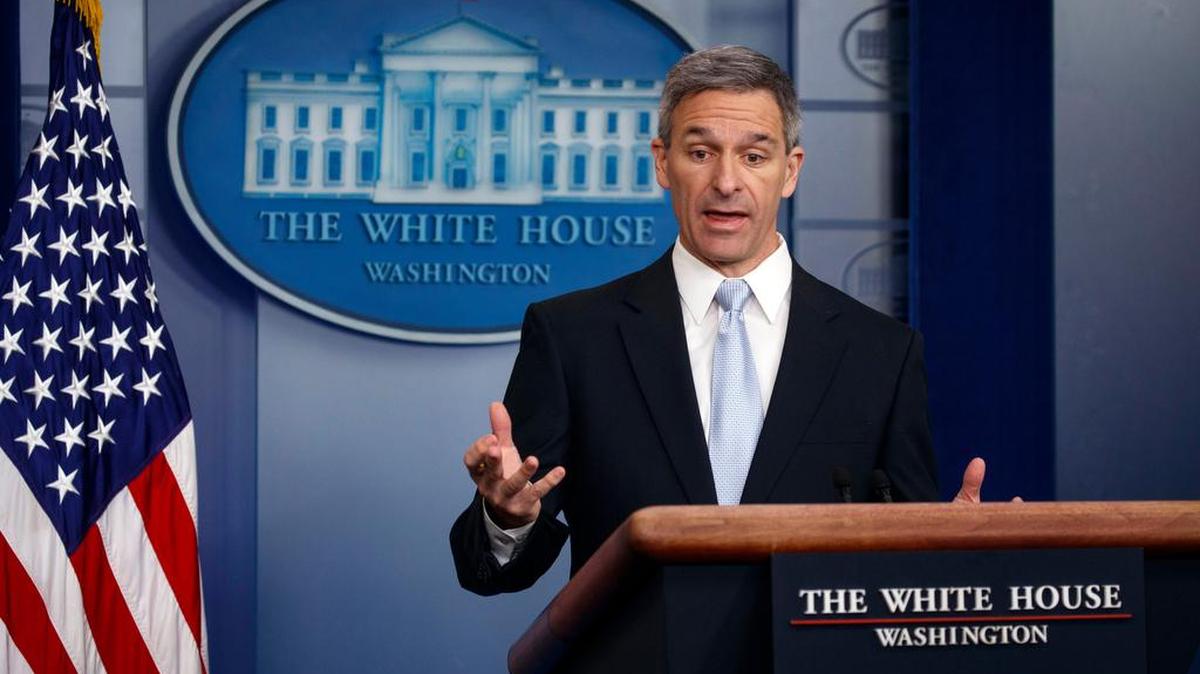 Ken Cuccinelli, director interino del Servicio de Ciudadanía e Inmigración (USCIS) de Estados Unidos, habla durante una sesión de información en la Casa Blanca, el lunes 12 de agosto de 2019.
