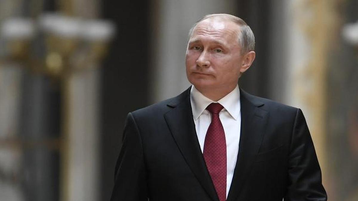 El presidente de Rusia, Vladimir Putin, llega a una conferencia de prensa conjunta con su homólogo francés, Emmanuel Macron, el, lunes 29 de mayo de 2017, luego de una reunión de trabajo en el Palacio de Versalles cerca a París (Francia).