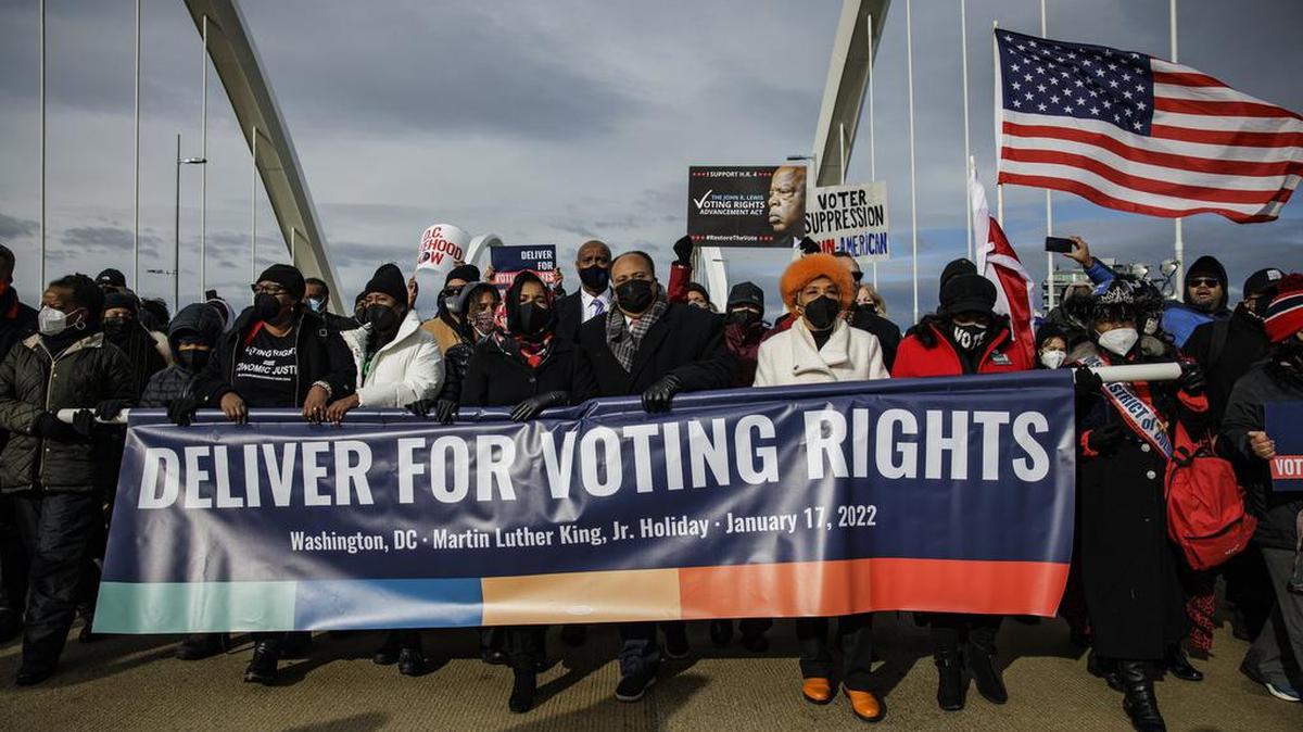 WASHINGTON, DC - 17 DE ENERO: (centro de izquierda a derecha) Yolanda Renee King, Arndrea Waters King y Martin Luther King III, lideran la caminata anual por la paz de DC: el cambio sucede con buena esperanza y un sueño a través del puente conmemorativo Frederick Douglass para el Dr. Día de Martin Luther King el 17 de enero de 2022 en Washington, DC. Los demócratas están tratando de aprobar la Ley de derechos electorales John R. Lewis esta semana, que contrarrestará las diversas leyes de supresión de votos aprobadas en varios estados republicanos a raíz de las elecciones de 2020. (Foto de Samuel Corum/Getty Images)