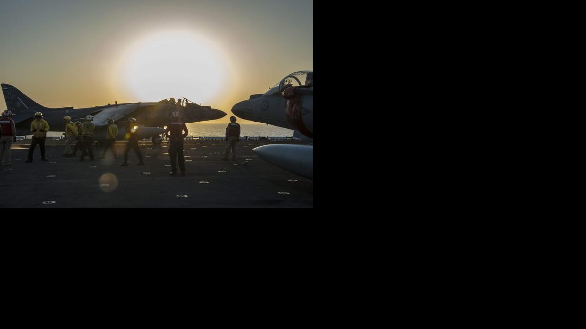 
Fotografía facilitada por la Marina estadounidense que muestra a un McDonnell Douglas AV-8B Harrier II despegando de la cubierta del portaaviones estadounidense USS Makin Island durante unas operaciones en el Golfo Pérsico ayer, lunes 22 de septiembre de 2014. Estados Unidos y "naciones aliadas" iniciaron este lunes la ofensiva de ataques aéreos contra el grupo yihadista Estado Islámico (EI) en Siria anunciada hace trece días por el presidente estadounidense, Barack Obama. El avance en los últimos meses del EI, grupo fortalecido en la guerra civil siria, y la brutalidad de sus acciones, como las decapitaciones de occidentales televisadas, han obligado a Obama a lanzar una nueva operación militar en Oriente Medio tras una década de guerras en Irak y Afganistán, heredadas de George W. Bush. EFE/Us Navy / Christopher Lindahl
