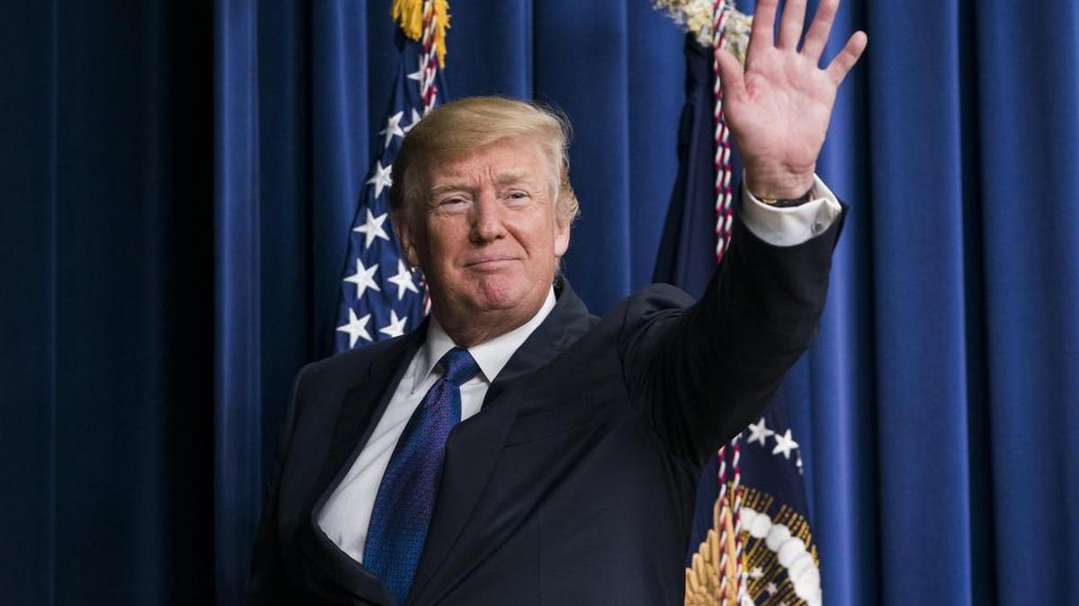 El presidente de Estados Unidos, Donald J. Trump, saluda después de dirigirse a un panel llamado "Conversaciones con las Mujeres de América" el martes 16 de enero de 2018, en el Edificio de la Oficina Ejecutiva Eisenhower, en Washington.