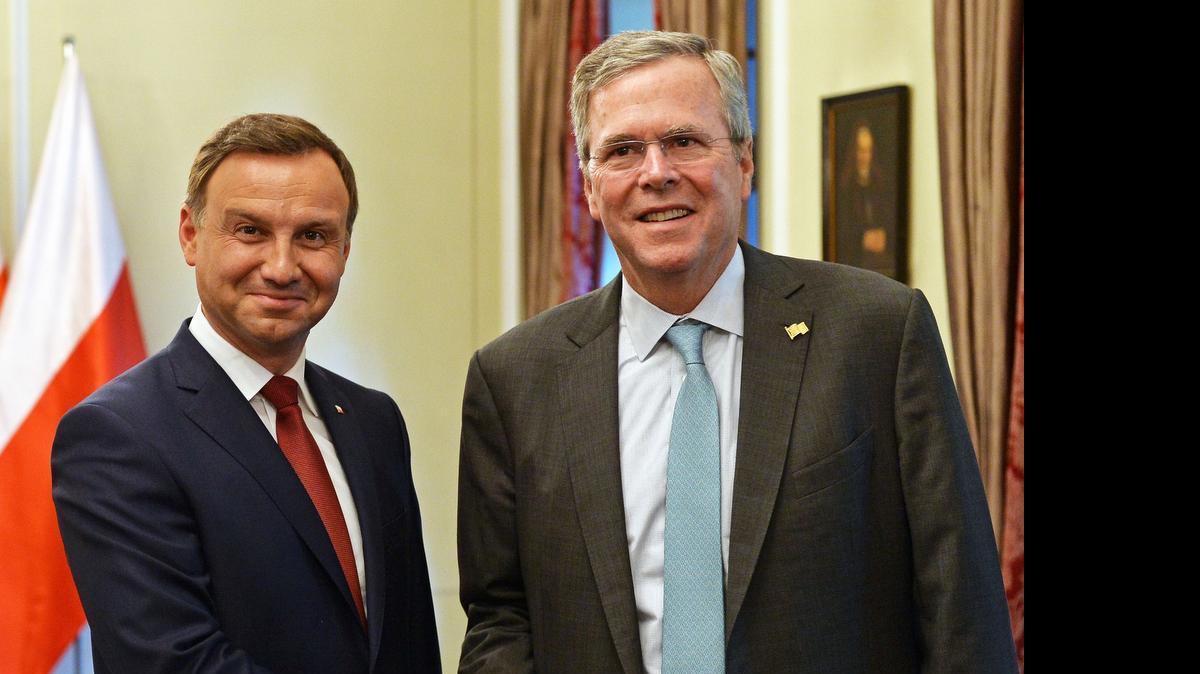 
El previsible candidato presidencial republicano, Jeb Bush, saluda al presidente polaco electo Andrzej Duda el jueves en Varsovia.


