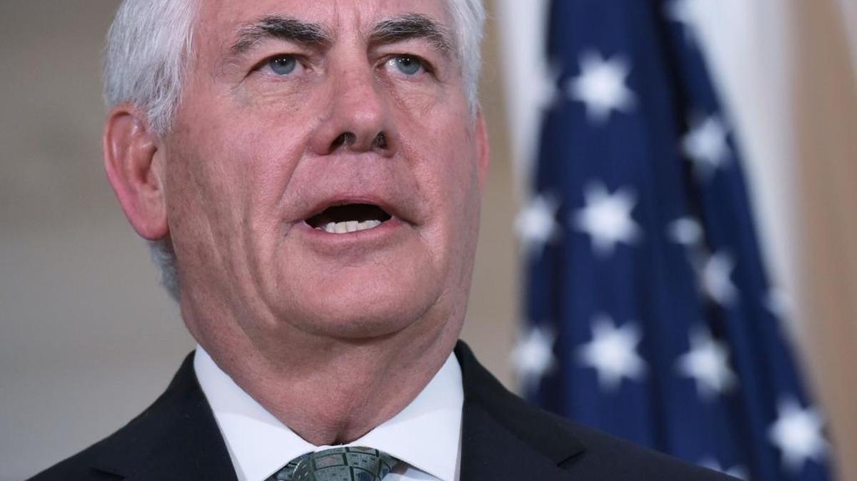 El secretario de Estado estadounidense, Rex Tillerson, instó a una salida de Bashar al Asad del gobierno en Siria tras un supuesto ataque químico, luego de haber apoyado hace una semana su permanencia en el poder.