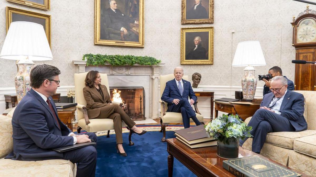 El presidente Joe Biden y la vicepresidenta Kamala Harris se reúnen con líderes del Congreso en la Oficina Oval de la Casa Blanca en Washington, DC, el martes 27 de febrero de 2024.